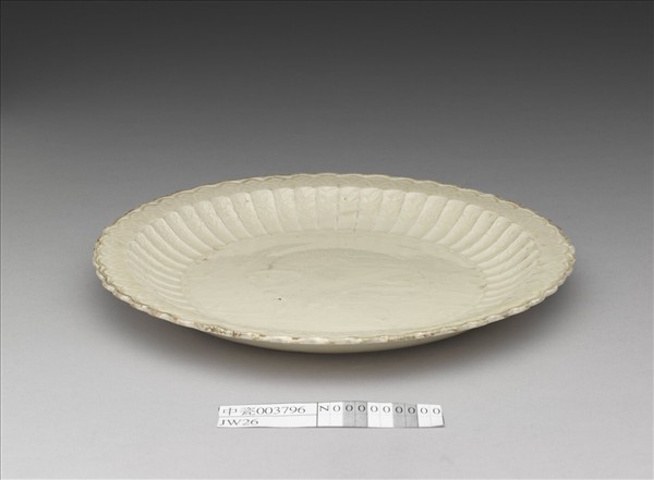 定窯 白瓷印花力士獻寶百褶盤