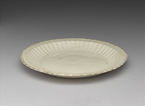 定窯 白瓷印花力士獻寶百褶盤