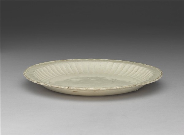定窯 白瓷印花力士獻寶百褶盤