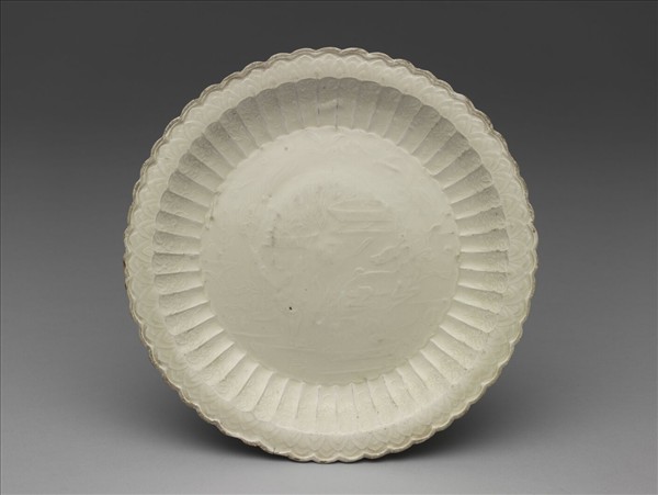 定窯 白瓷印花力士獻寶百褶盤