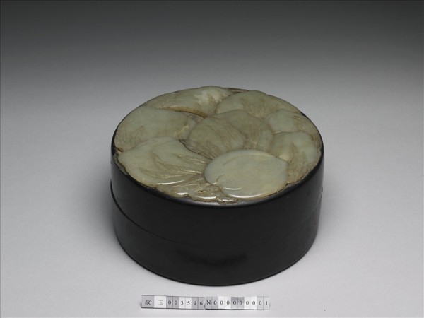 紫檀嵌玉桃圓形木盒