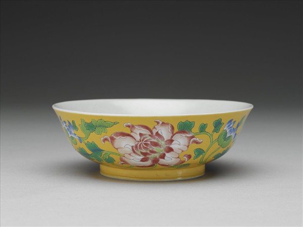 琺瑯彩黃地花卉淺碗
