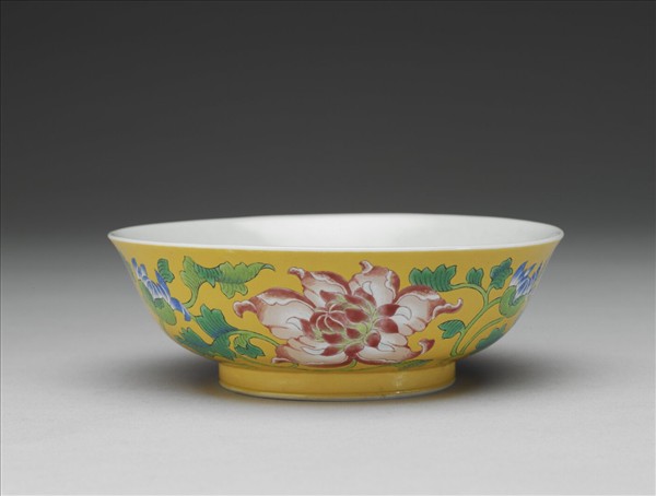 琺瑯彩黃地花卉淺碗