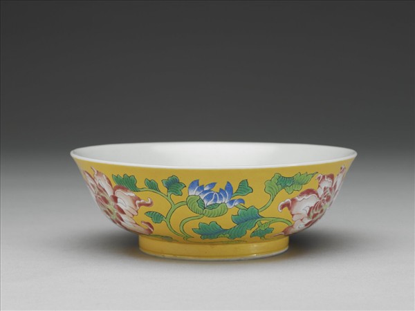 琺瑯彩黃地花卉淺碗