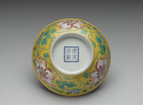 琺瑯彩黃地花卉淺碗