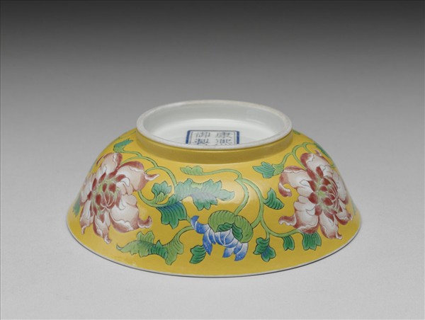 琺瑯彩黃地花卉淺碗