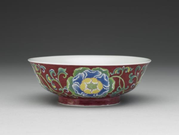 琺瑯彩紅地牡丹紋碗