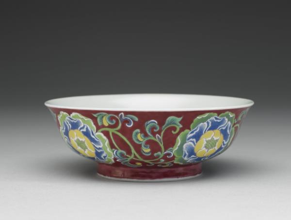 琺瑯彩紅地牡丹紋碗