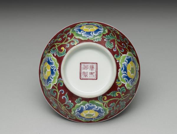 琺瑯彩紅地牡丹紋碗