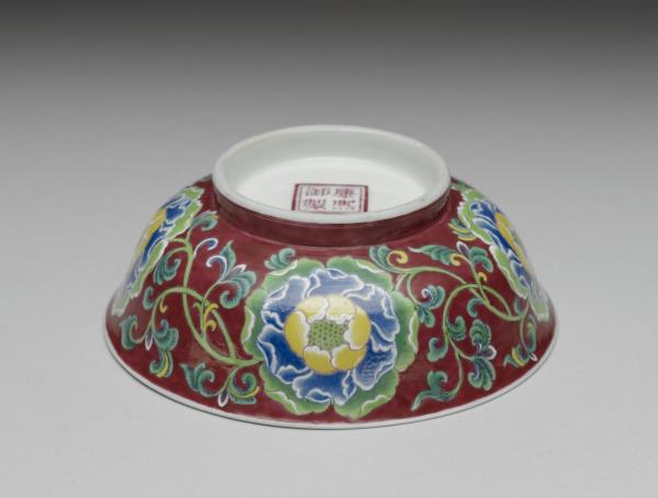 琺瑯彩紅地牡丹紋碗