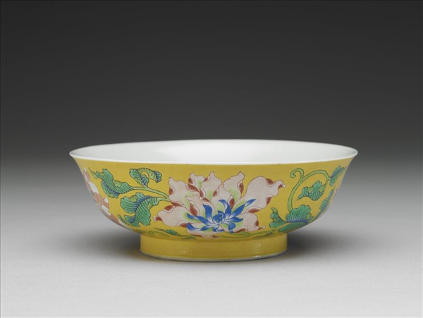 琺瑯彩黃地菊花淺碗