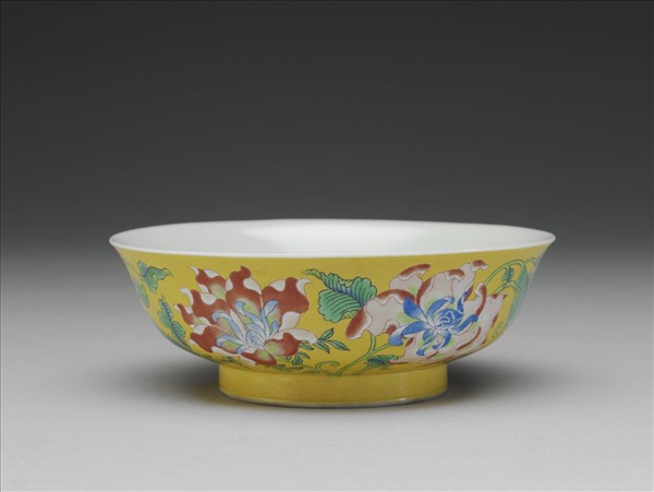 琺瑯彩黃地菊花淺碗