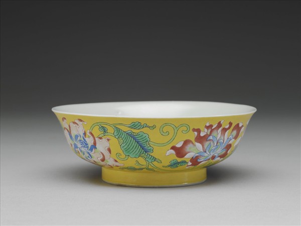 琺瑯彩黃地菊花淺碗