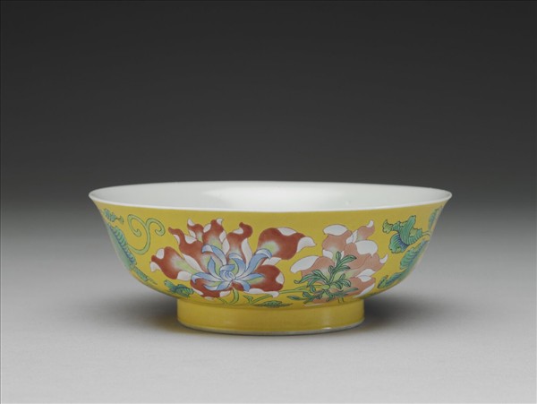 琺瑯彩黃地菊花淺碗