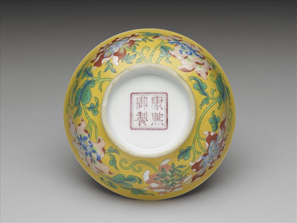 琺瑯彩黃地菊花淺碗