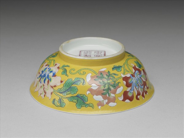 琺瑯彩黃地菊花淺碗