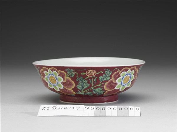 琺瑯彩紅地菊花碗