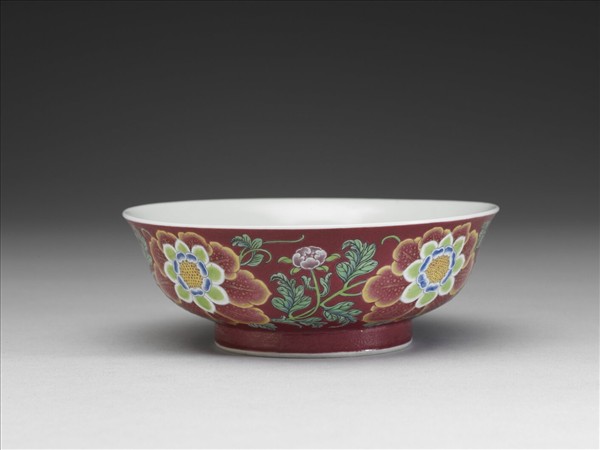 琺瑯彩紅地菊花碗