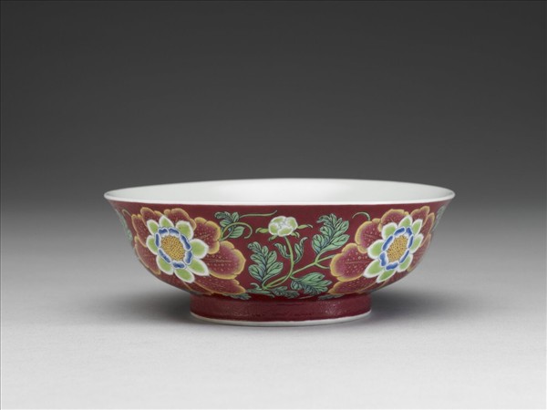 琺瑯彩紅地菊花碗