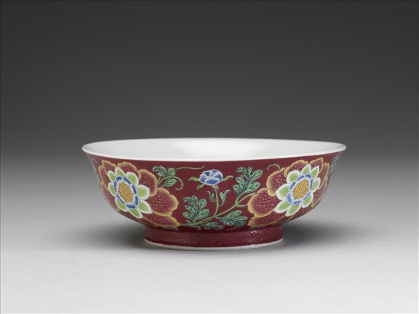琺瑯彩紅地菊花碗