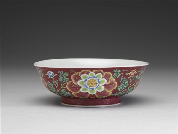琺瑯彩紅地菊花碗