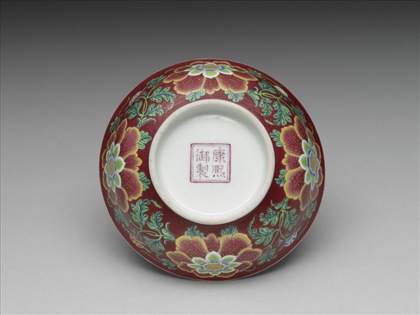 琺瑯彩紅地菊花碗