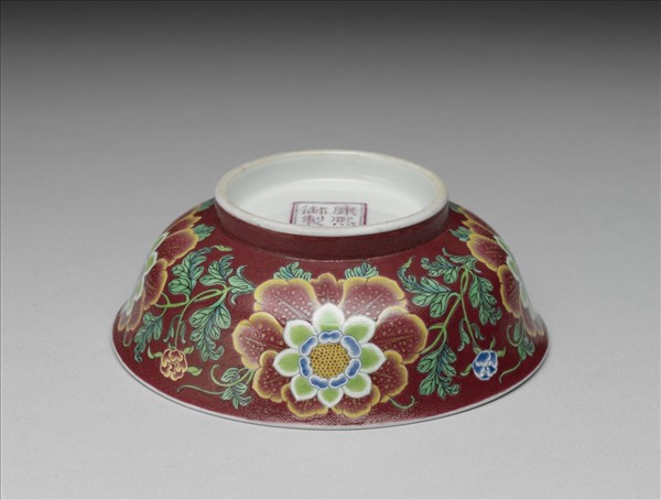 琺瑯彩紅地菊花碗