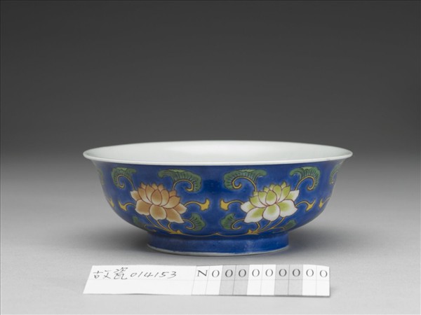 琺瑯彩藍地蓮花淺碗