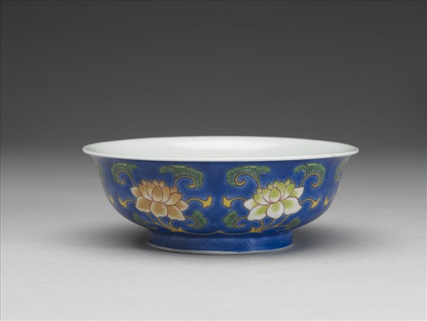 琺瑯彩藍地蓮花淺碗