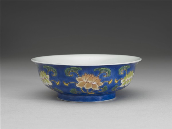 琺瑯彩藍地蓮花淺碗