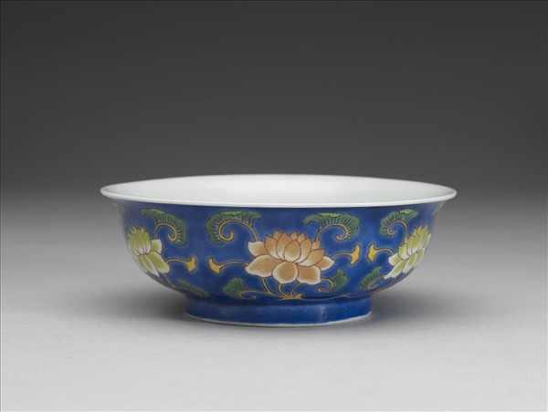 琺瑯彩藍地蓮花淺碗
