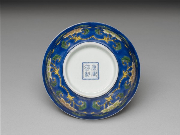 琺瑯彩藍地蓮花淺碗