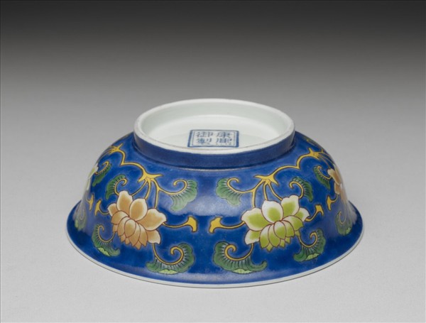 琺瑯彩藍地蓮花淺碗