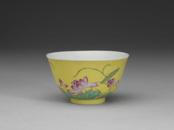 琺瑯彩黃地蓮花紋鍾