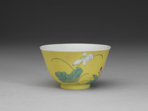 琺瑯彩黃地蓮花紋鍾