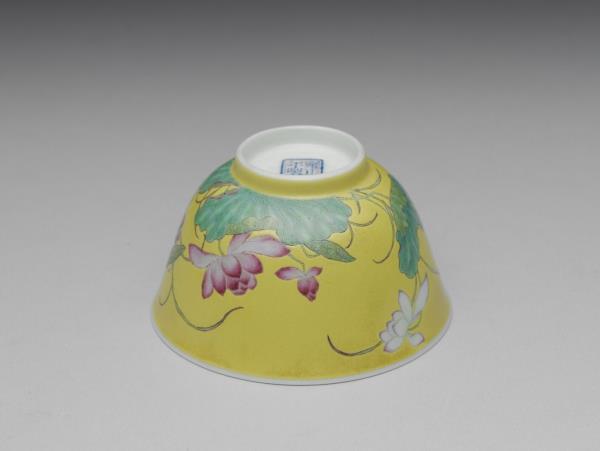 琺瑯彩黃地蓮花紋鍾
