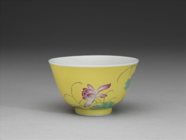 琺瑯彩黃地蓮花紋鍾