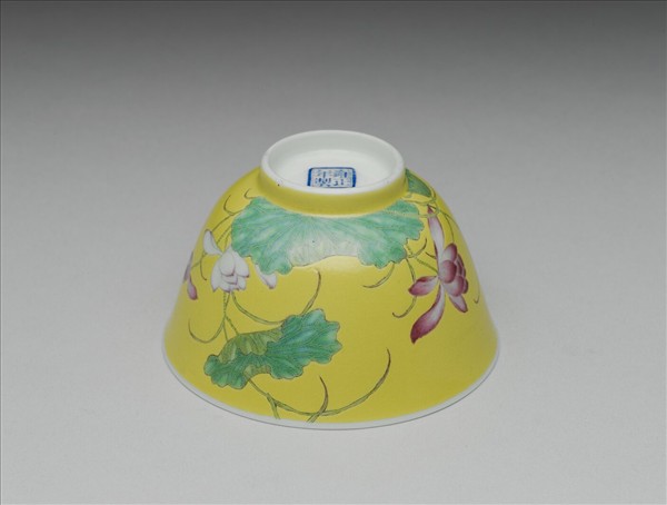 琺瑯彩黃地蓮花紋鍾