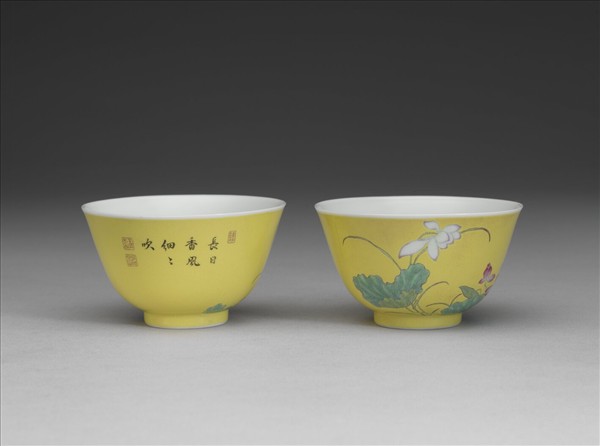 琺瑯彩黃地蓮花紋鍾