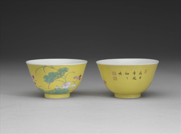 琺瑯彩黃地蓮花紋鍾