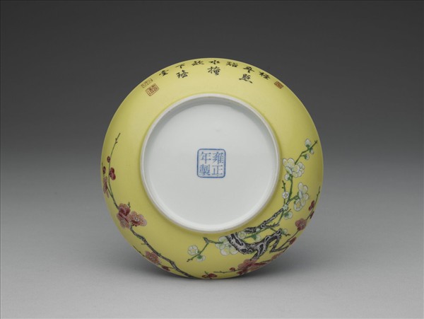 琺瑯彩黃地梅花紋碟