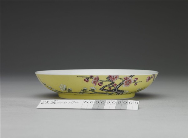 琺瑯彩黃地梅花紋碟
