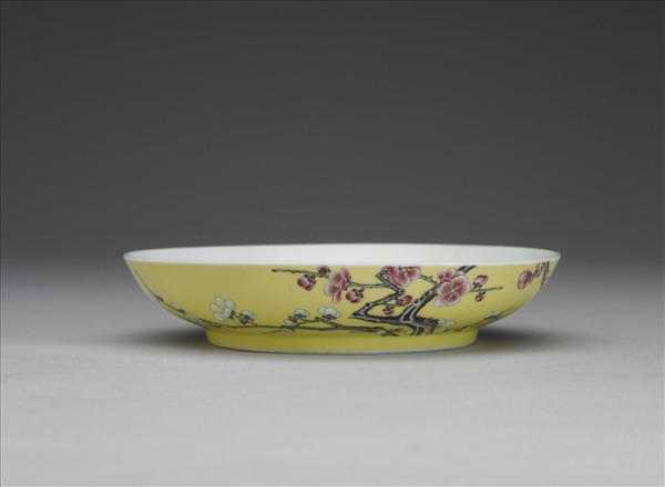 琺瑯彩黃地梅花紋碟