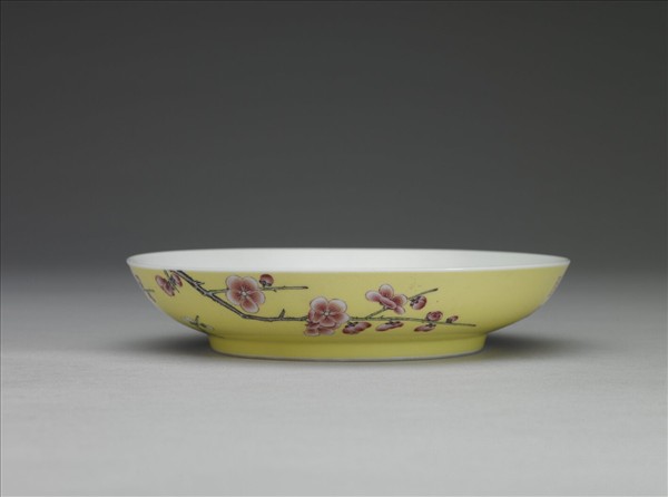 琺瑯彩黃地梅花紋碟