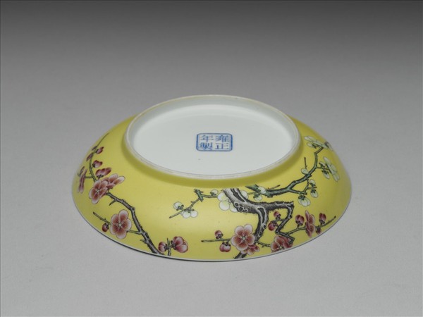 琺瑯彩黃地梅花紋碟