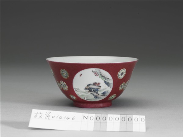 琺瑯彩紅地團花開光花鳥紋碗