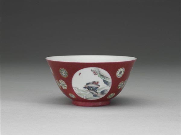 琺瑯彩紅地團花開光花鳥紋碗