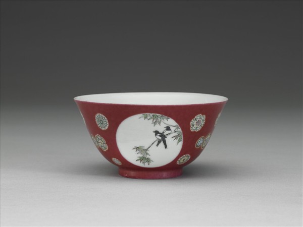 琺瑯彩紅地團花開光花鳥紋碗