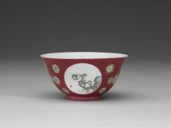 琺瑯彩紅地團花開光花鳥紋碗