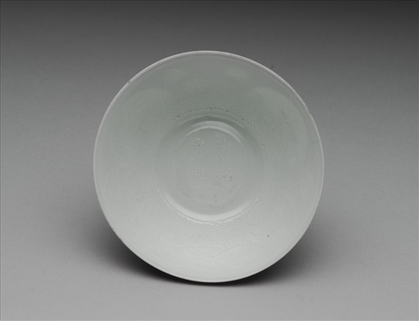 琺瑯彩紅地團花開光花鳥紋碗